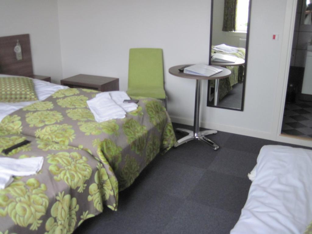 Turisthotellet Oksbøl Zimmer foto